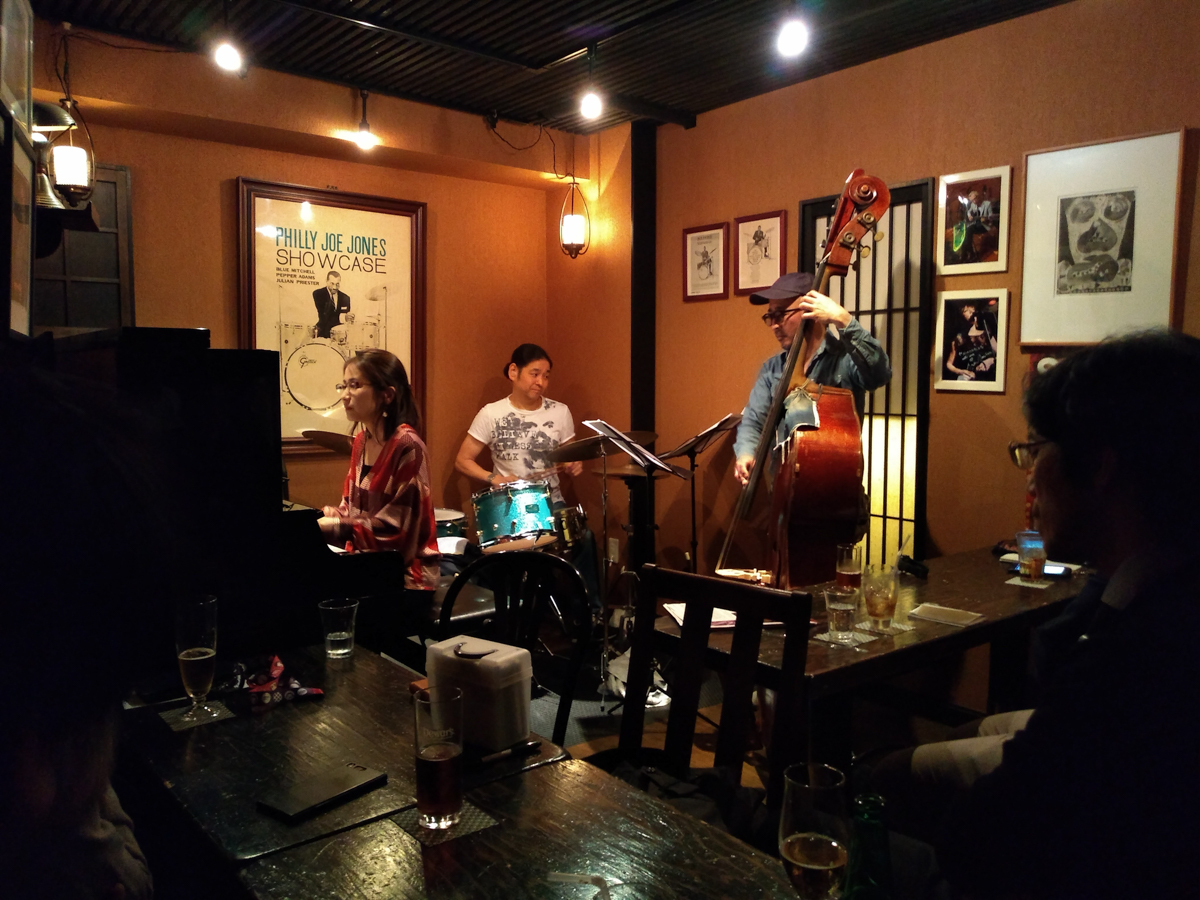 Live jazz at Kanmachi 63 with Hitomi Nishiyama (piano), Kazumi Ikenaga (drums), and Yasuhiko “Hachi” Sato (bass) in May 2019