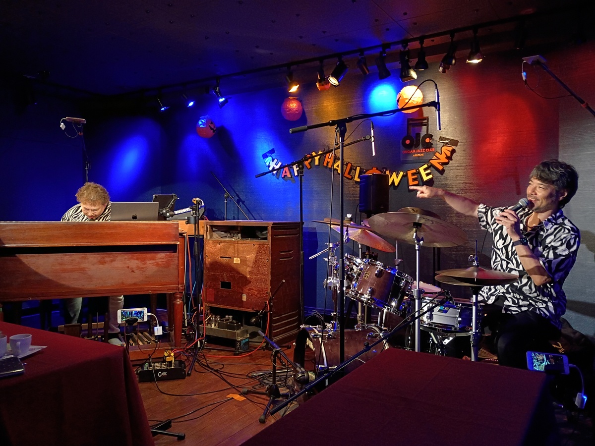 Daisuke Kawai on organ Otsuki Hidenobu Kalta Otsuki on drums at Organ Jazz Club Abecafe in 2025
