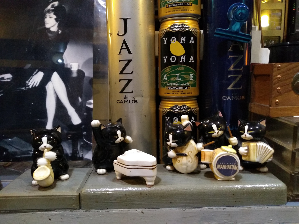 Jazz cat figurines at Manhattan jazz club in Tokyo